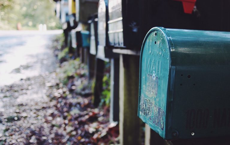 Comment fixer une plaque de boîte aux lettres ?